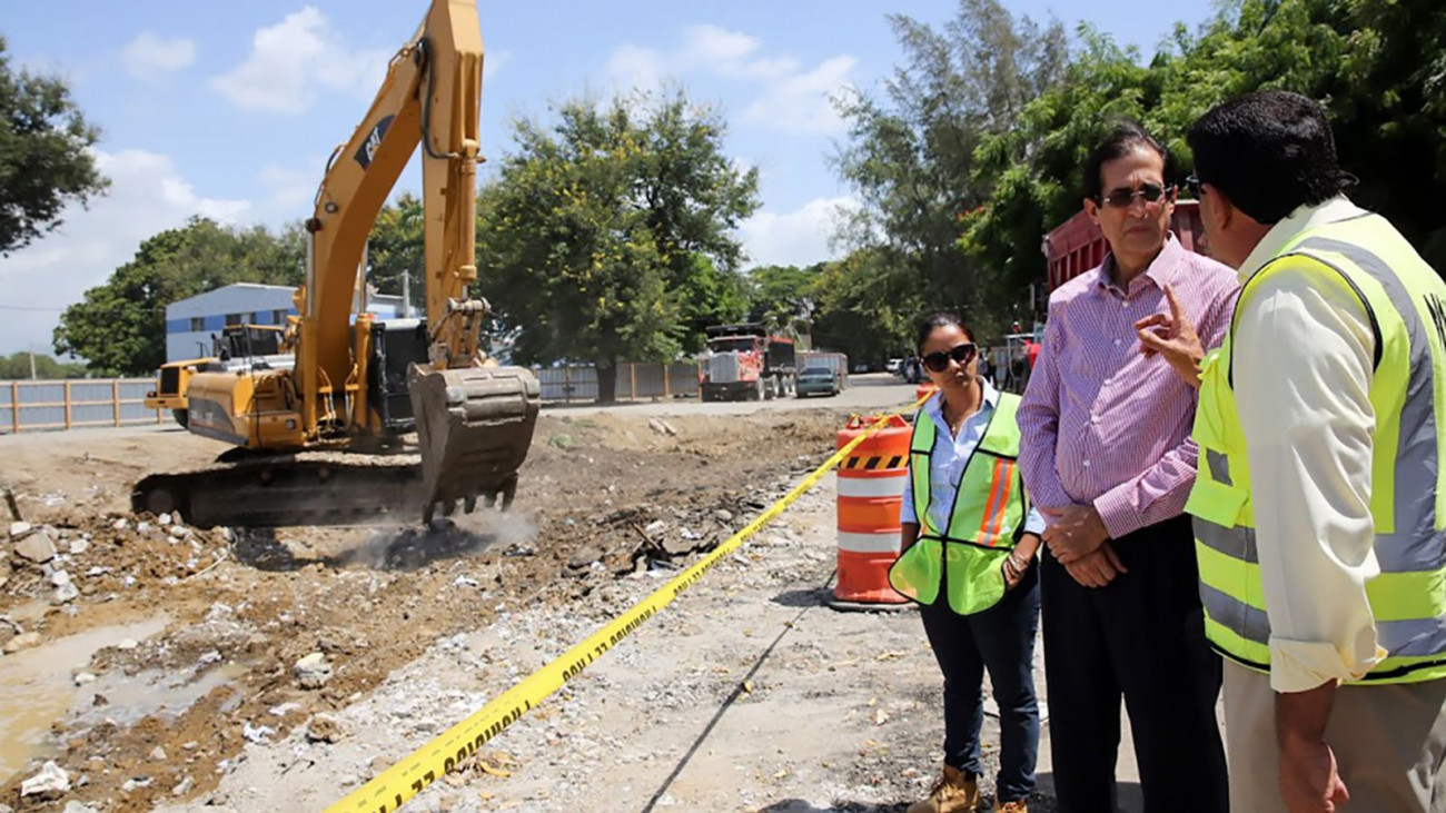 Ministro de la Presidencia, Gustavo Montalvo, supervisa obra