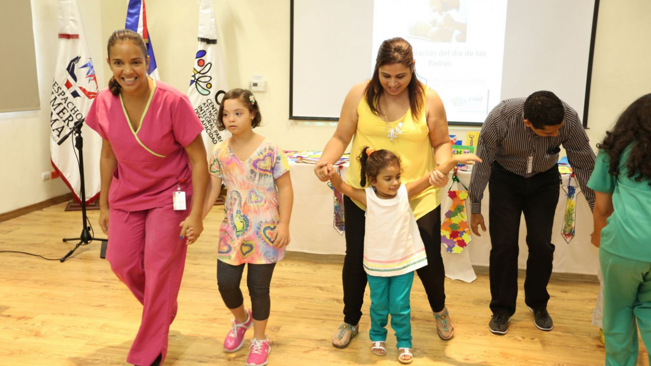 Niños y personal del CAID 