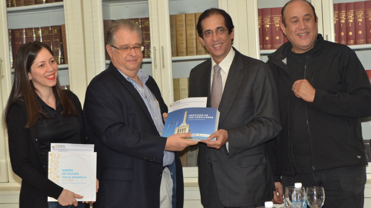 Montalvo recibe Plan de Acción y Agenda de Cultura para Desarrollo de Santiago.