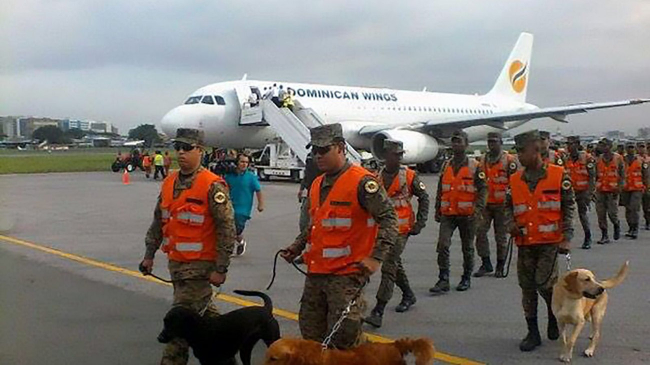 Socorristas y unidades caninas del Gobierno dominicano llegan a Ecuador