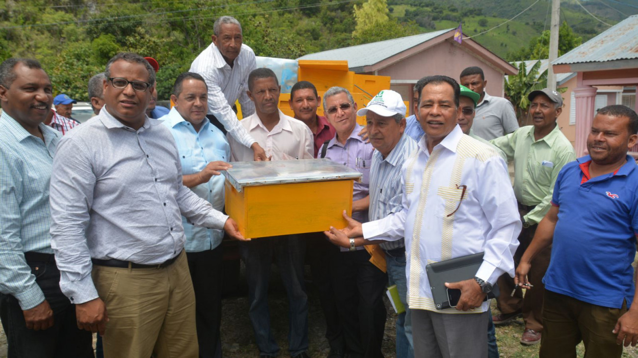 Director del IAD, Emilio Toribio Olivo, junto a productores