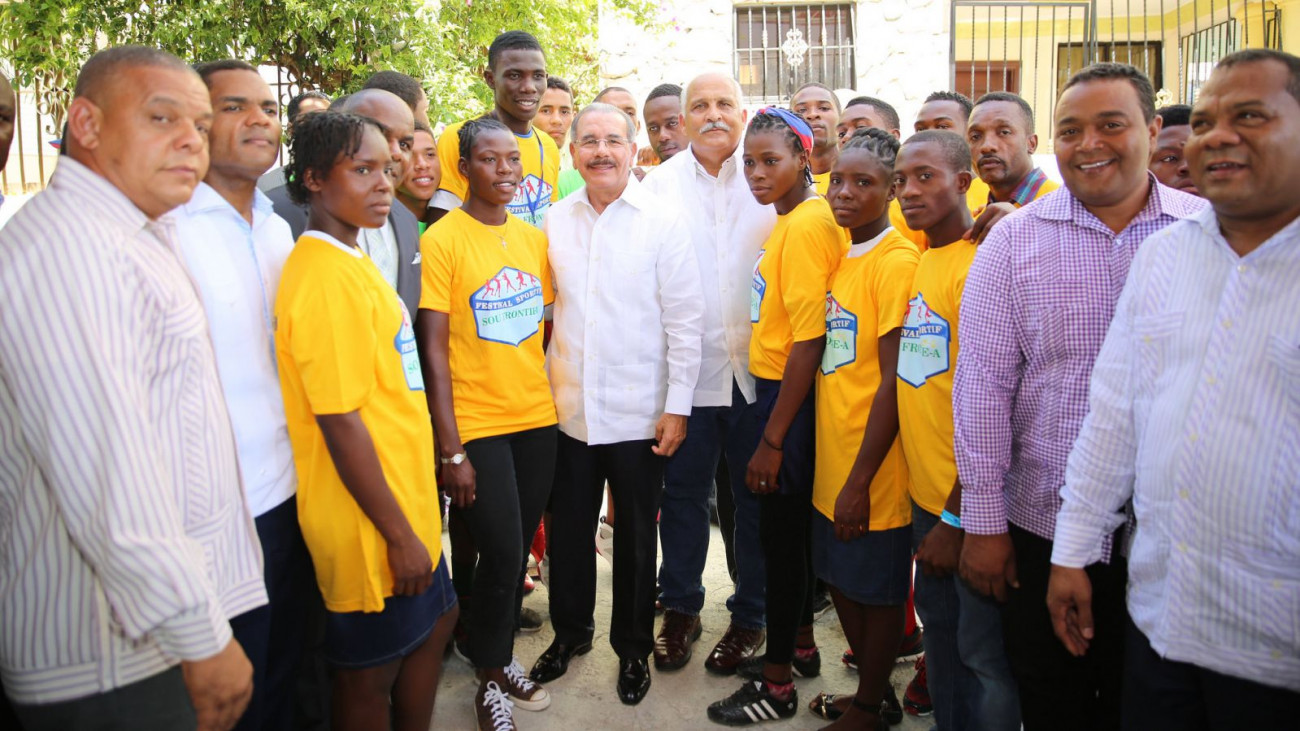 Ministro de Deportes, Jaime David Fernández Mirabal, junto a deportistas de ambos países