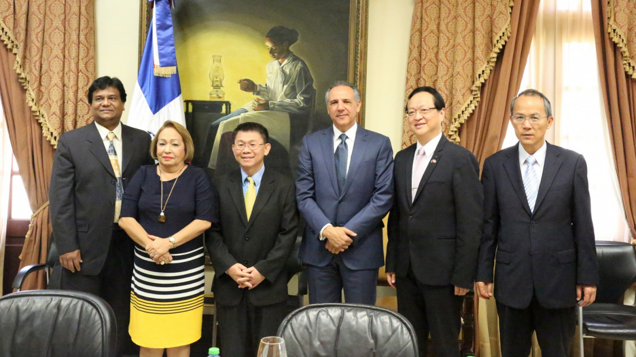 Ministro Administrativo de la Presidencia, José Ramón Peralta, junto a inversionistas; el embajador de embajador de Taiwán en el país, Ji- Zen Tang y la directora del directora del Consejo Nacional de Zonas Francas, Luisa Fernández