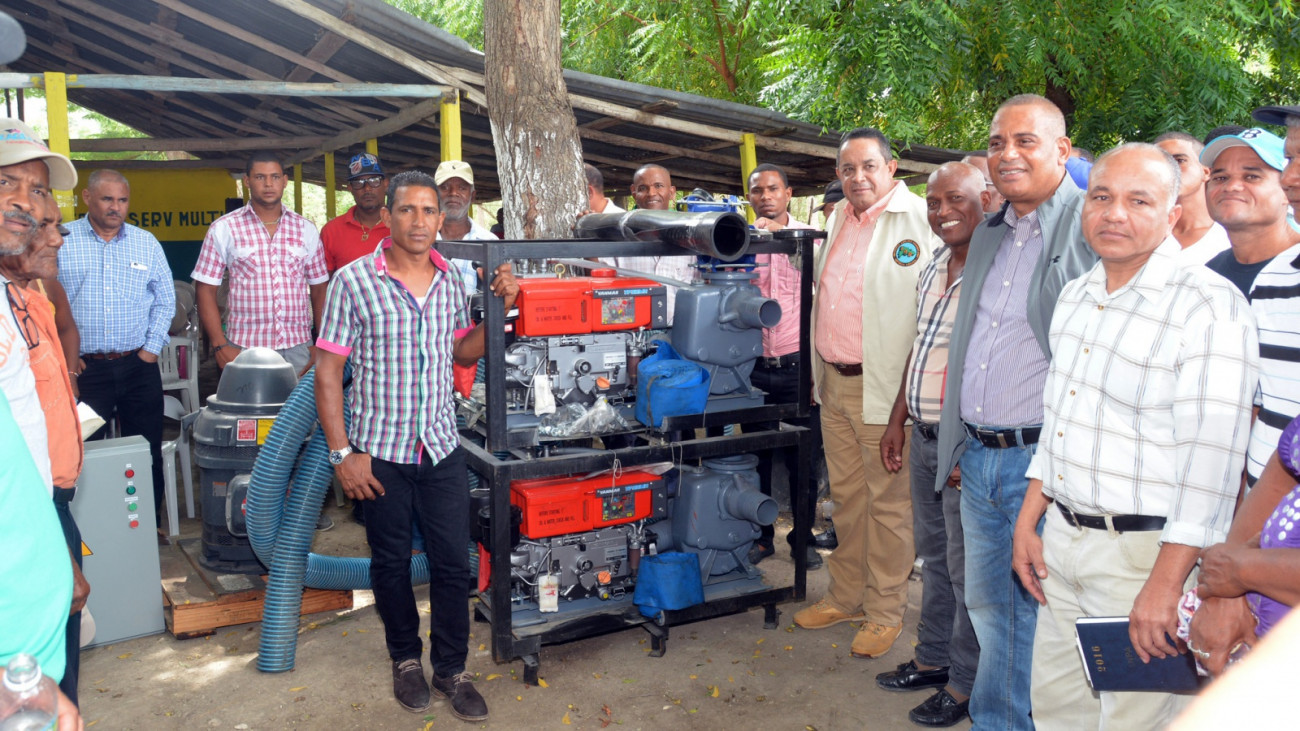 Director del IAD, Emilio Toribio Olivo, entrega tractor  productores