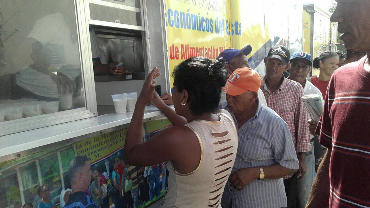 Comedores Económicos entregan raciones alimentos en Santiago