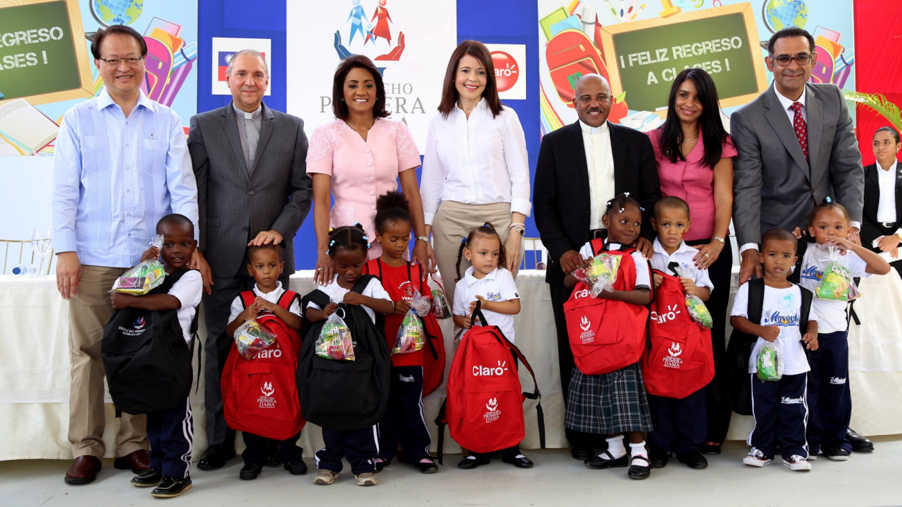 Cándida Montilla de Medina entrega útiles a niños de El Dique y encabeza jornada desparasitación