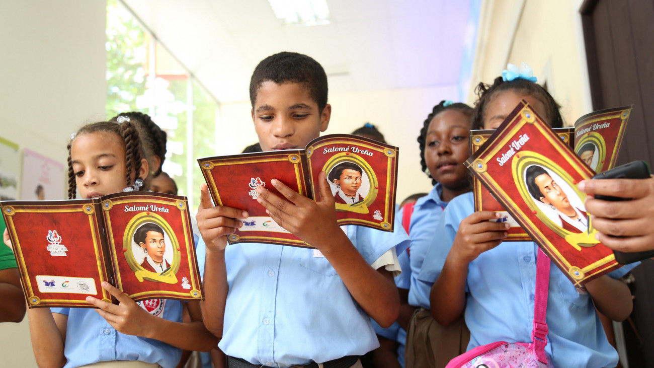 Cientos de estudiantes visitaron el pabellón del Despacho de la Primera Dama, en la Feria InternacionaCientos de estudiantes visitaron el pabellón del Despacho de la Primera Dama, en la Feria Internacional del Libro. l del Libro. 