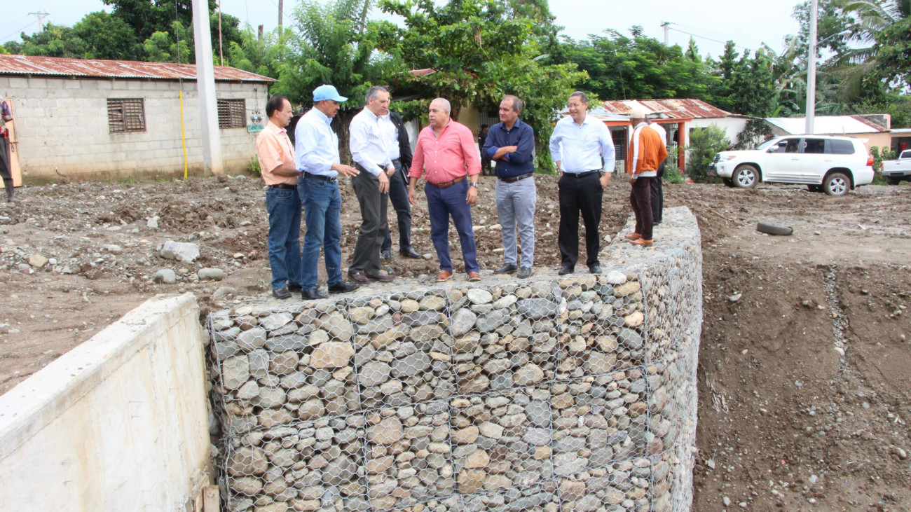 JR.Peralta en La Vega: supervisa avances en saneamiento y transformación El Riíto