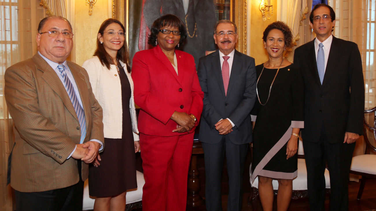 Presidente Danilo Medina, ministros de la Presidencia, Gustavo Montalvo y de Trabajo, José Ramón Fadul; la directora de la Organización Panamericana de la Salud (OPS), Clarissa Etienne; la  jefa de Coordinación de la Cooperación de los Países y Subregiones de la OPS, Ana Treasure y la representante de la OMS-OPS en República Dominicana, Alma Morales Salinas