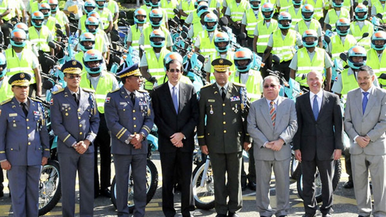 Ministro de la Presidencia, Gustavo Montalvo entrega motocicletas al director de AMET, general Juan Gerónimo Brown Pérez