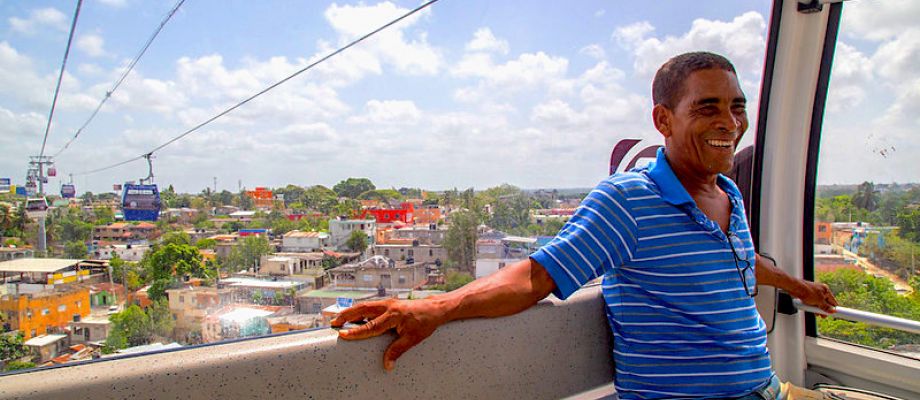 Hombre viaja feliz en el teleférico