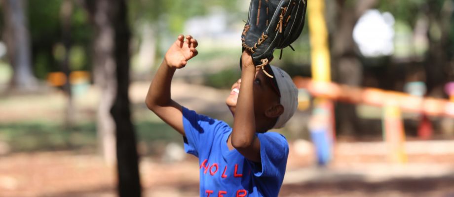 Niño jugando béisbol