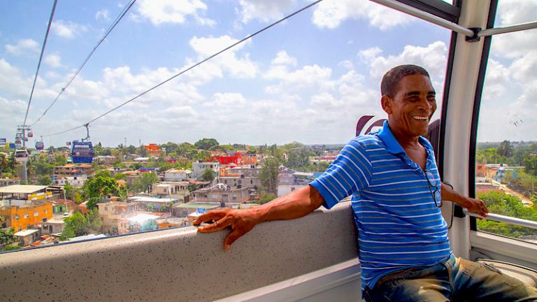 Hombre viaja feliz en el teleférico