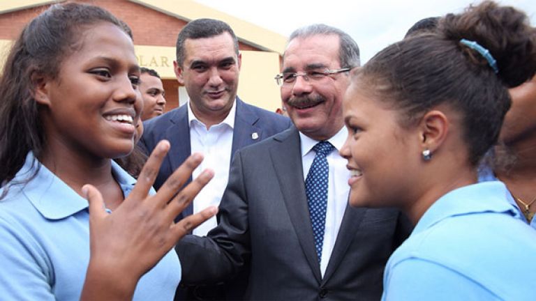 Presidentes junto a estudiantes de la Revolución Educativa