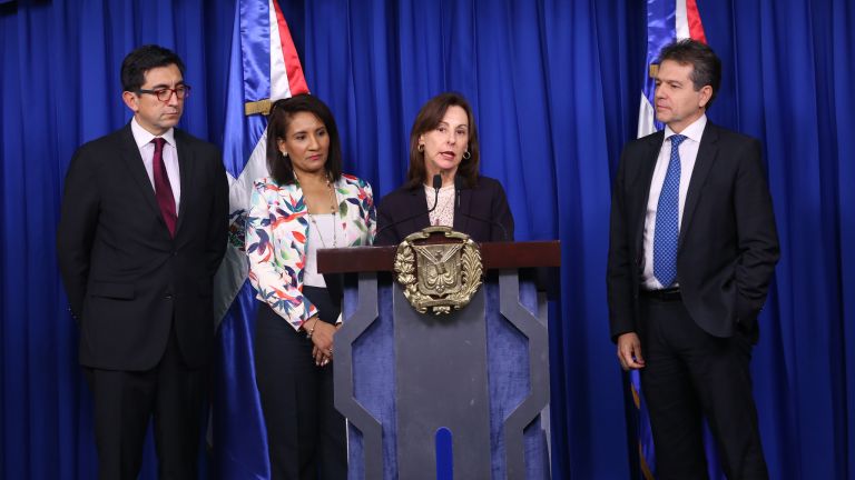 Viceministra de la Presidencia, Zoraima Cuello, el portavoz y director de Comunicación del Gobierno y ejecutivos del BID