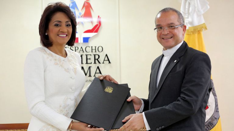 Primera Dama Cándida Montilla de Medina y el rector de la PUCMM, presbítero Ramón Alfredo De la Cruz Baldera.