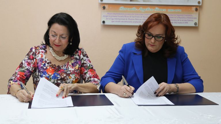 Rosa Rita Álvarez, directora ejecutiva de la Fundación Reservas del País y Janet Camilo, ministra de la Mujer