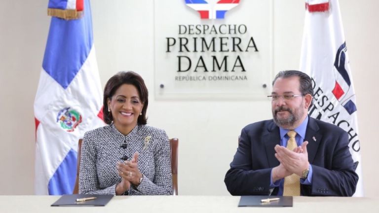 Primera Dama Cándida Montilla de Medina y el presidente de FUNDAMAR, Guillermo Álvarez García