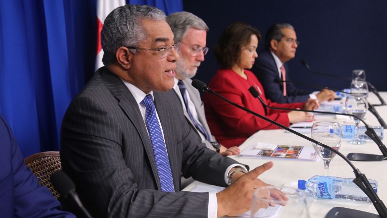 Director de Presupuesto, Luis Reyes Santos y el portavoz y director de Comunicación del Gobierno, Roberto Rodríguez Marchena.