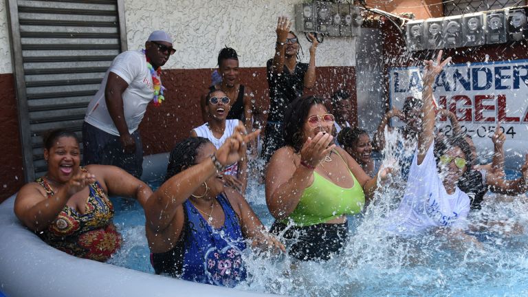 Piscina, Dominó y baloncesto en el barrio