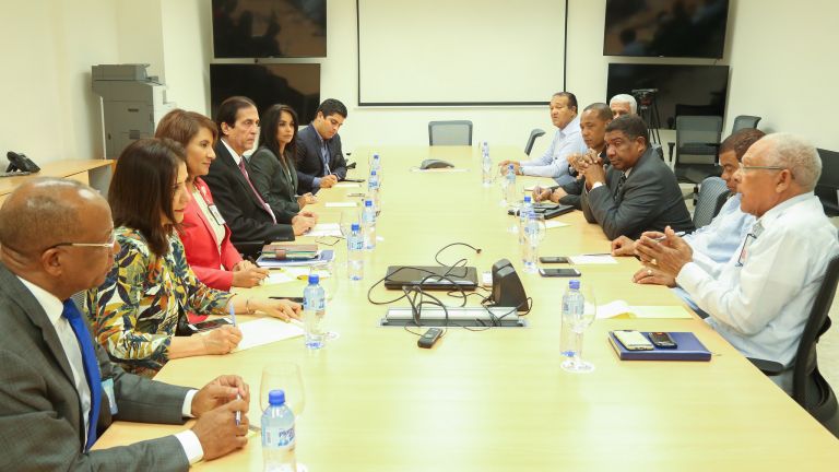 Gustavo Montalvo en reunión con operadores del sector transporte