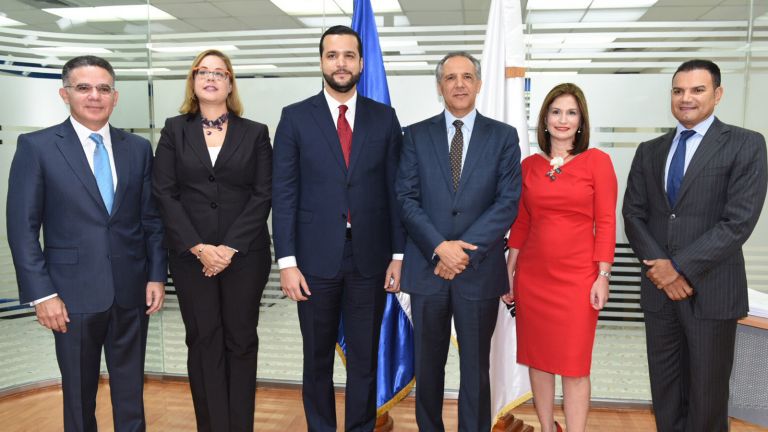 José Ramón Peralta reunido con empresarios