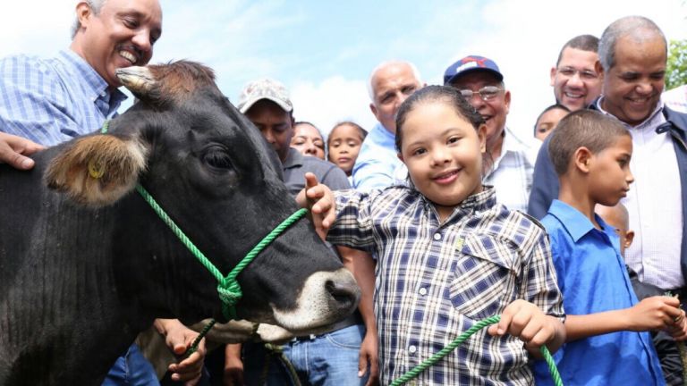 Regalando novilla a niño especial Hermanas Mirabal