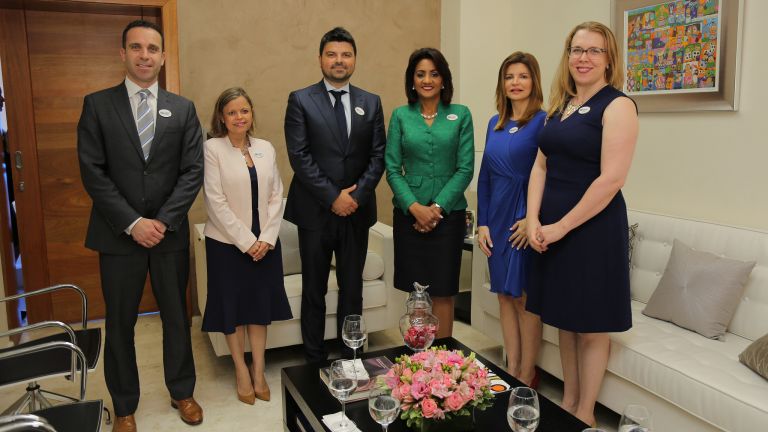 Primera Dama Cándida Montilla de Medina junto a la delegación del Presbyterian Hospital de Nueva York, Burak Malyatali