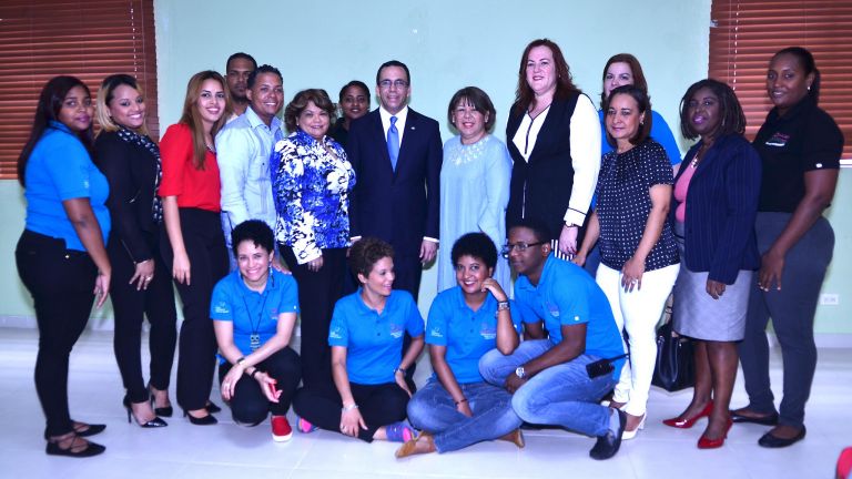 Ministros de la Mujer y Educación, Janet Camilo y Andrés Navarro durante la visita al centro