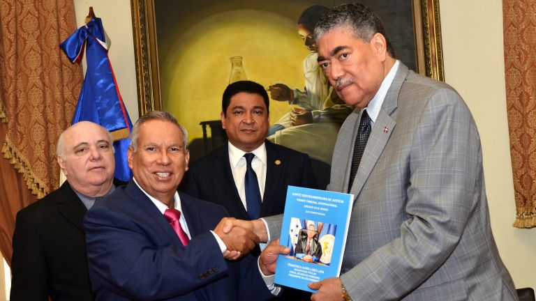 Miguel Mejía junto a miembros de la Corte Centroamericana de Justicia