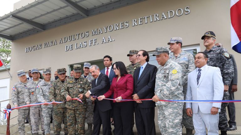 Presidente Danilo Medina inaugura el hogar para adultos mayores de las F.F.A.A.