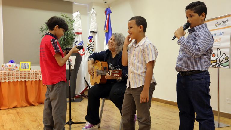 Niños del CAID cantando 