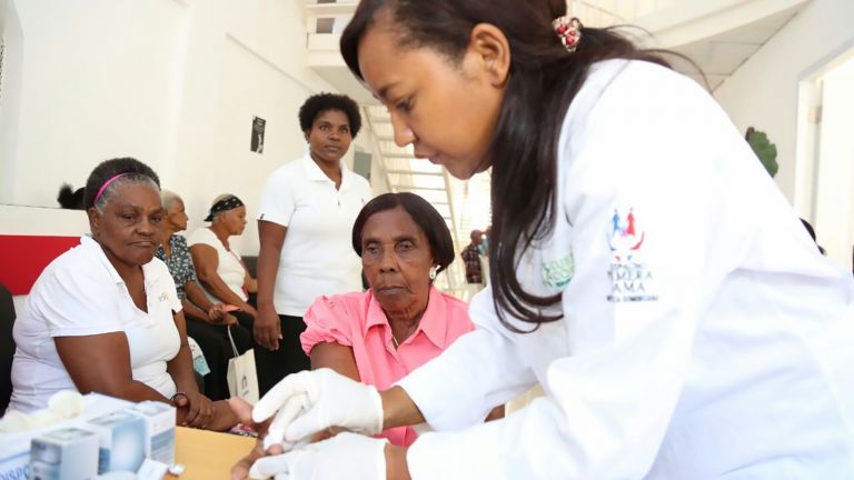 Envejecientes recibendo atenciones médicas