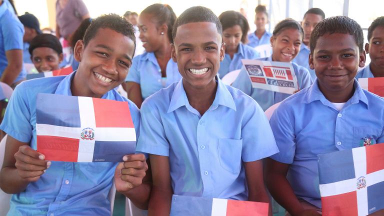 Estudiantes de Los Alcarrizos impresionados y felices; reciben moderno liceo