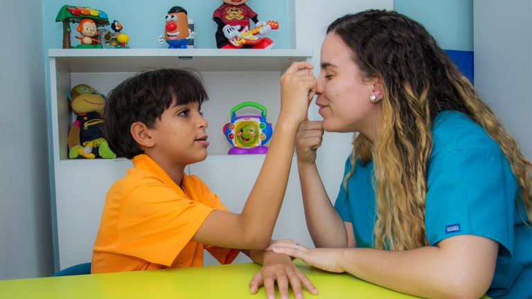 Niño del CAID con su profesora 