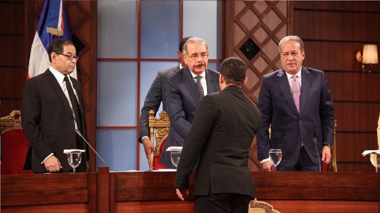 Danilo Medina saluda a los aspirantes 