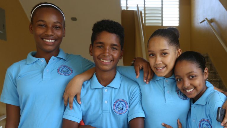 Alumnos del Centro Educativo Básica Profesora Rosario Balbuena Soriano en Bayona.