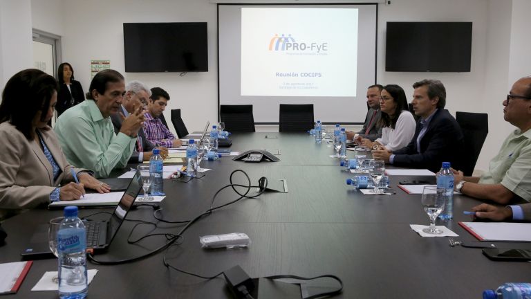 Ministro Gustavo Montalvo reunido con la Comisión Coordinadora de Iniciativas y Proyectos Presidenciales en Santiago