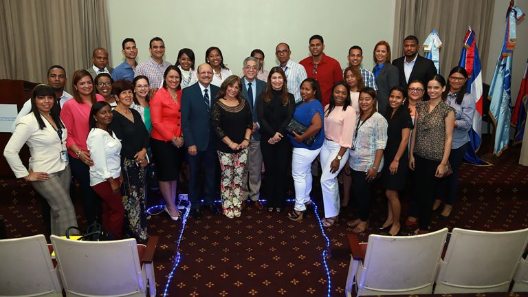 Equipo de Sostenibilidad Ambiental del Ministerio Administrativo de la Presidencia junto a personal de INABIE y CEDAF.