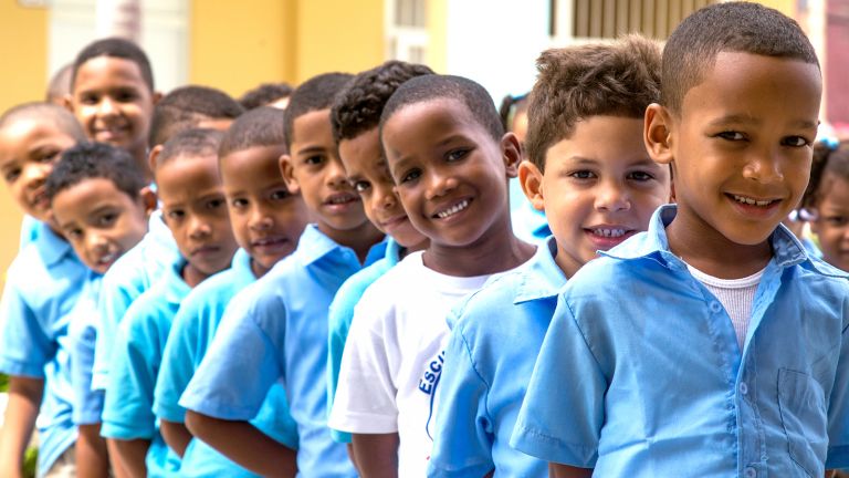 Niños estudiantes posan para la foto.