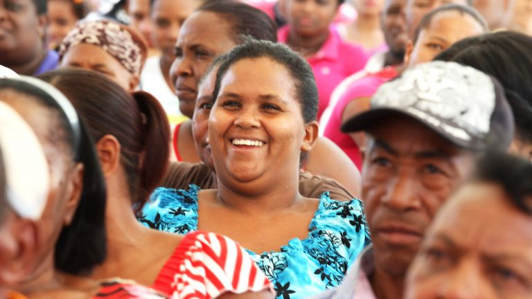 Poblaqdores de Quita Coraza, Barahona durante Visita Sorpresa de Danilo Medina.