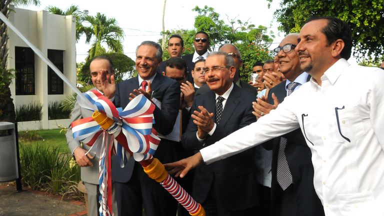  Danilo Medina al entregar uno de dos acueductos en Cabrera y Matancitas.