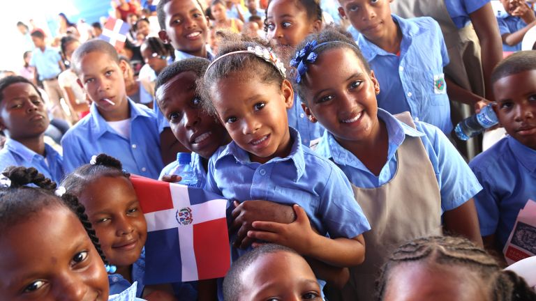 Niños y niños celebran la entrega de la Escuela Básica Narciso González de Los Alcarrizos