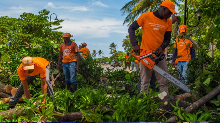 Obras Públicas despeja vías en Puerto Plata