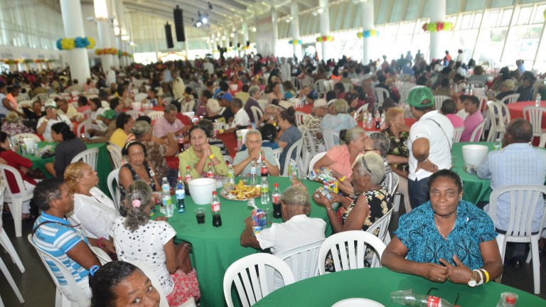 Envejecientes gozan llegada de la Navidad con agasajo ofrecido por el Gobierno