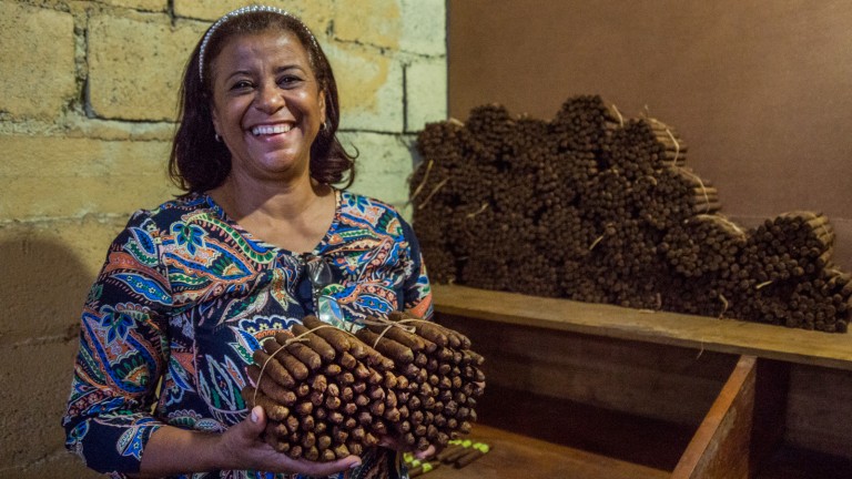 Mujeres Que Fabrican Cigarros