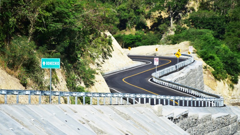 Los sureños están felices; Danilo entrega carretera Padre Las Casas-Bohechío