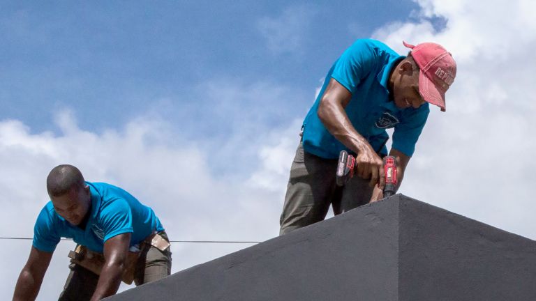 obreros trabajando en Hospital El Almirante