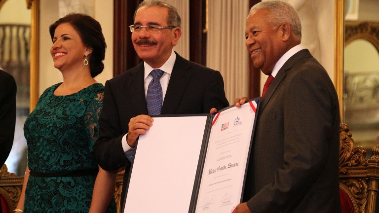 Presidente Danilo Medina entrega Premio Nacional de Periodismo 2017 a Osvaldo Santana