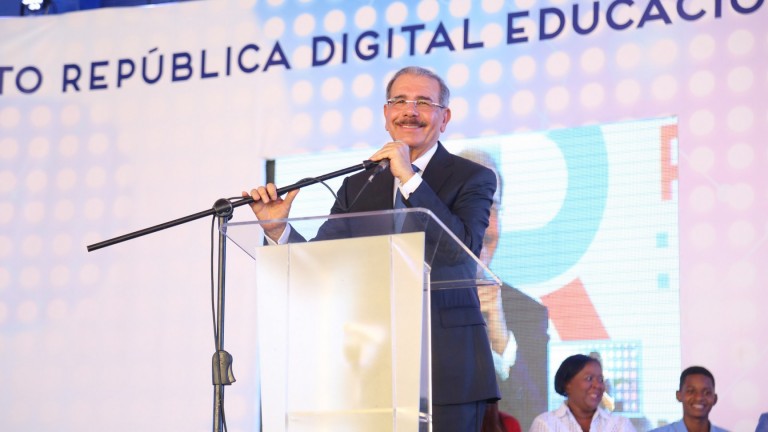 Danilo Medina: "Estamos dando los pasos para elevar la calidad de la educación"